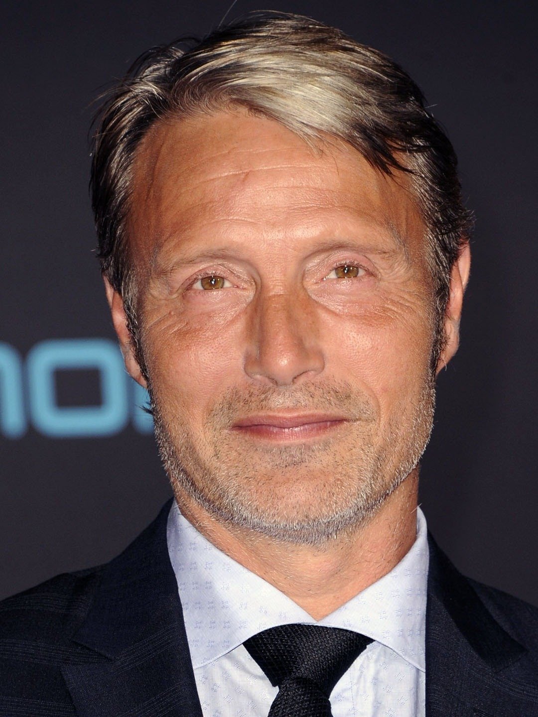 How tall is Mads Mikkelsen?